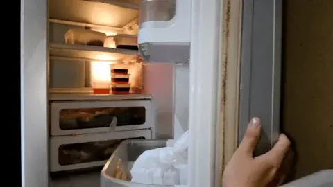 چراغ یخچال روشن است ولی کار نمیکند